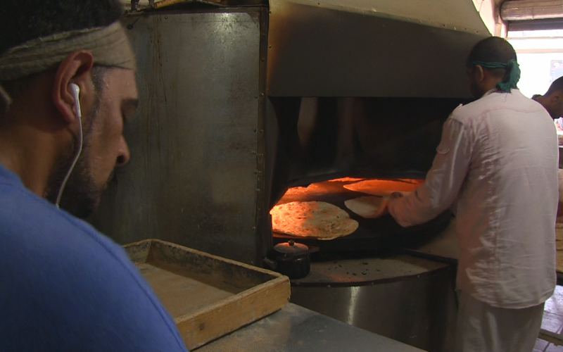 توجه حكومي لإنشاء مراكز لبيع الخبز .. والنقابة "توجه في غير محله"