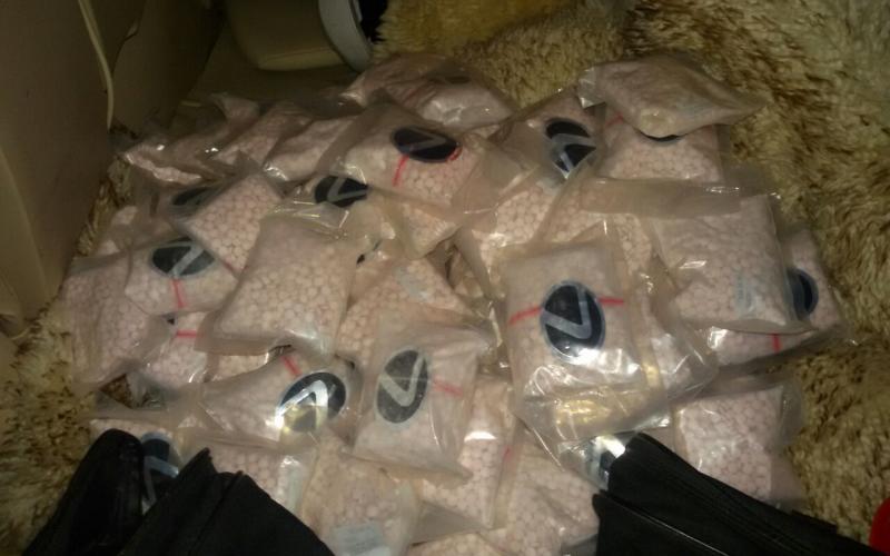 اصابة تاجر مخدرات وضبط 80 الف حبة مخدرة في كمين