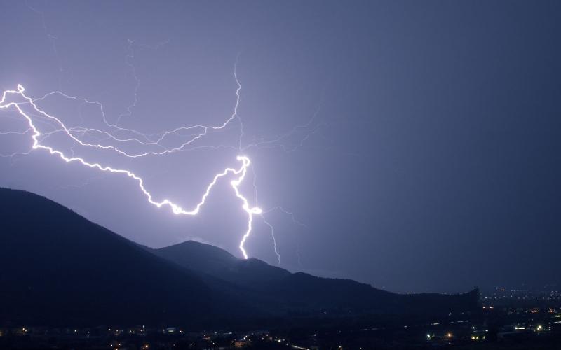 تعمق المنخفض الجوي وأمطار مصحوبة بالبرق ليلاً