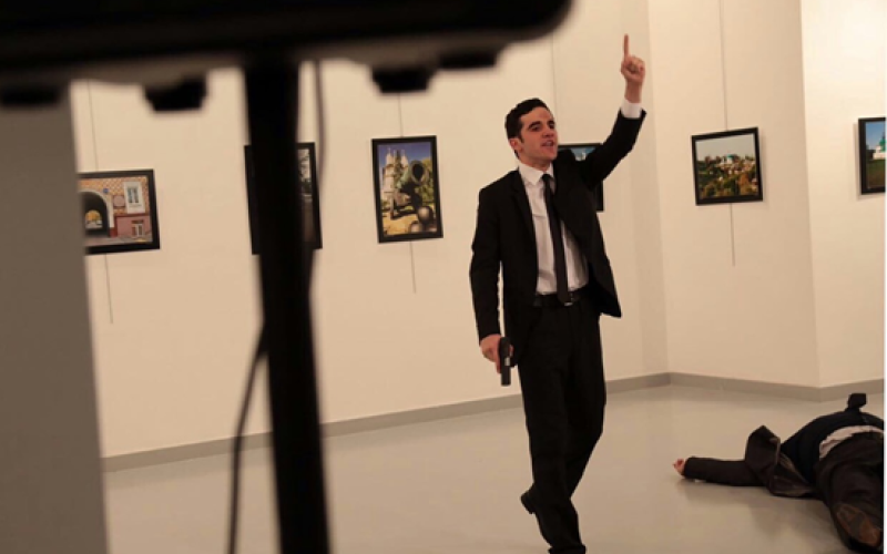 مقتل السفير الروسي في إطلاق النار عليه بأنقرة (صور+فيديو)