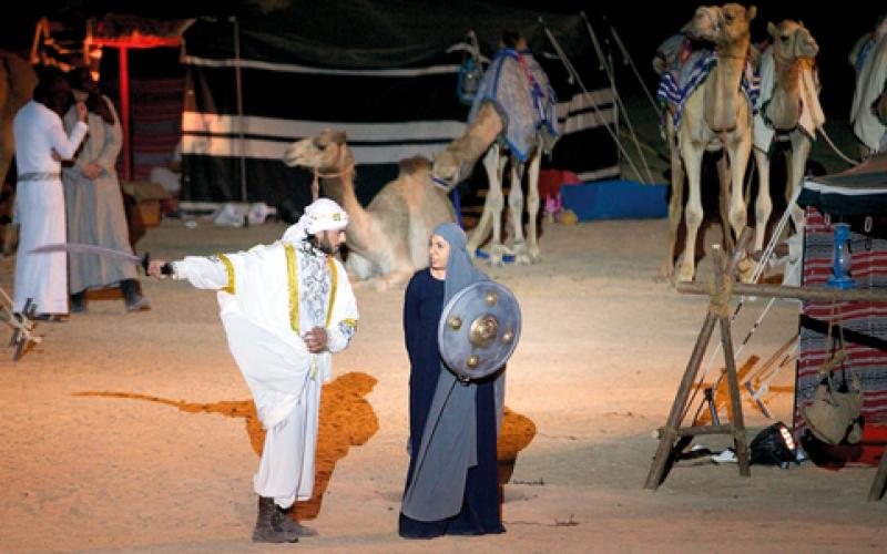 "كثبان" يعيد تأثيث المكان وينهض على السينوغرافيا