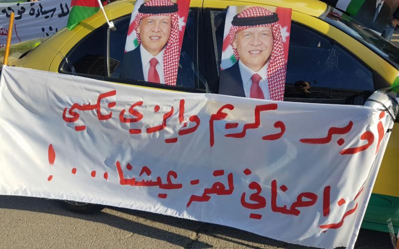 سائقو التكسي يعتصمون أمام مجلس النواب (صور)