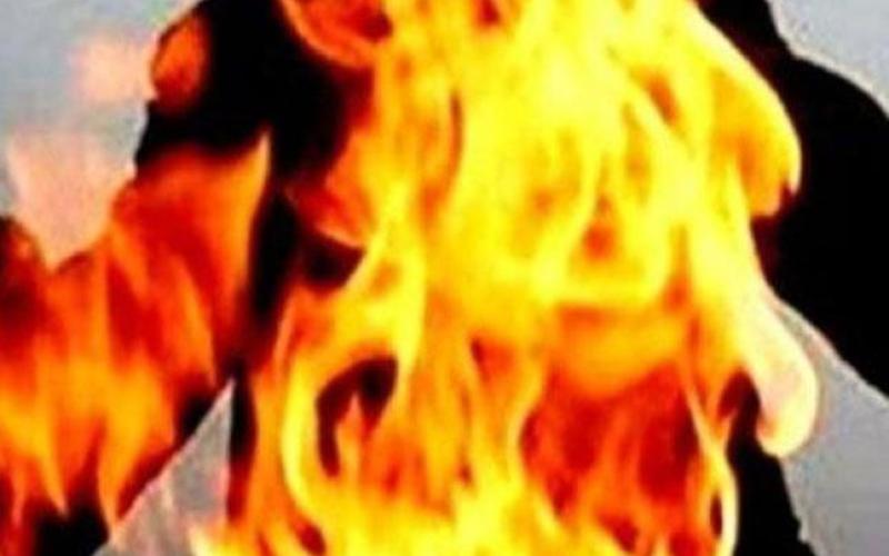 ثلاثيني يعاني اضطرابات نفسية يحرق نفسه بالرصيفة