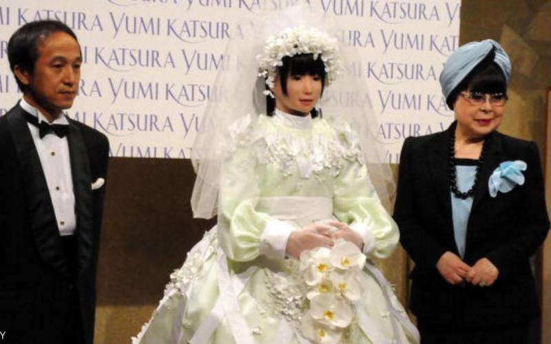 روبوت يؤدي "كل المهام الزوجية"