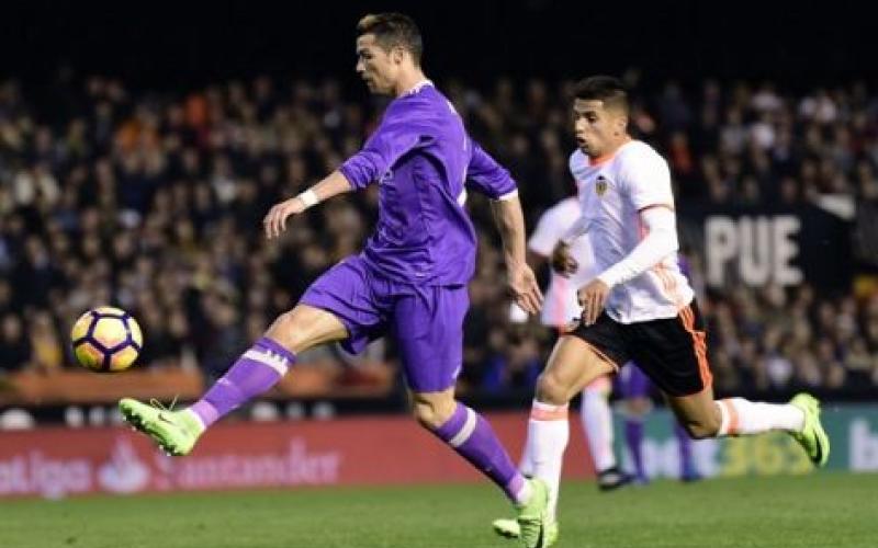 فالنسيا يُشعل صراع الليغا بفوزه على ريال مدريد