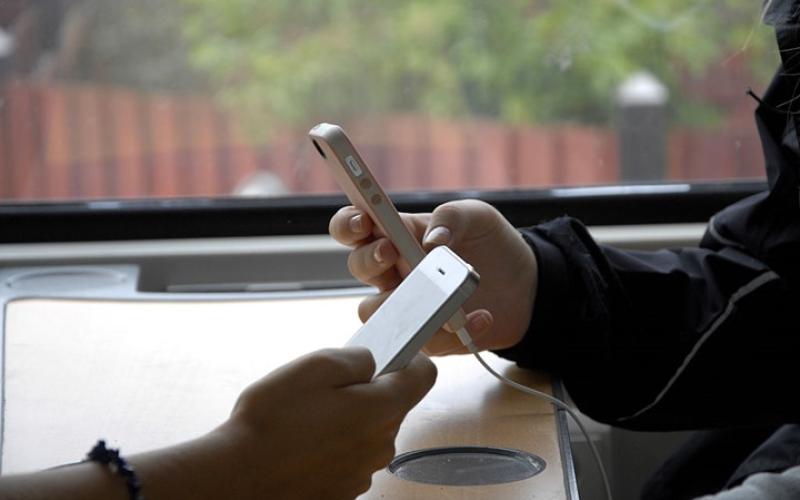 تطبيق يخفي محتويات شاشة هاتفك عن أعين المتطفّلين