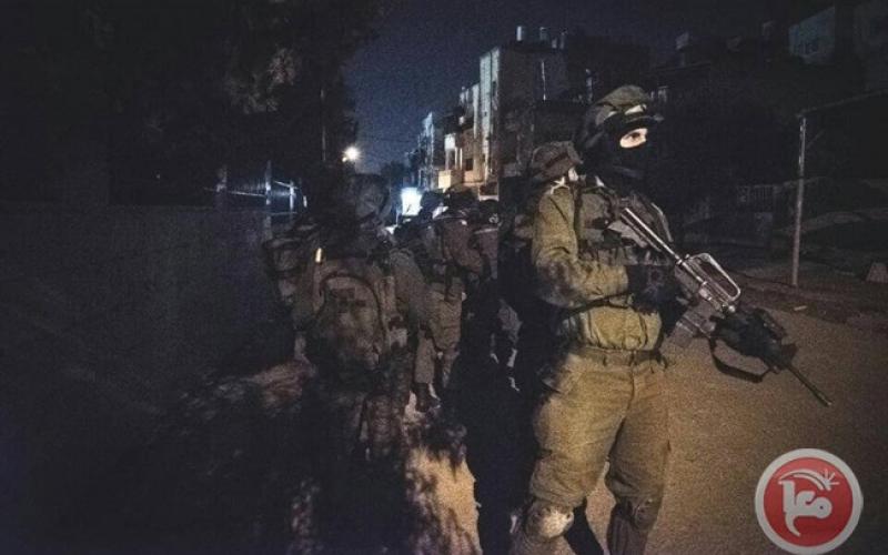 اعتقال 13 فلسطينا في الضفة الغربية