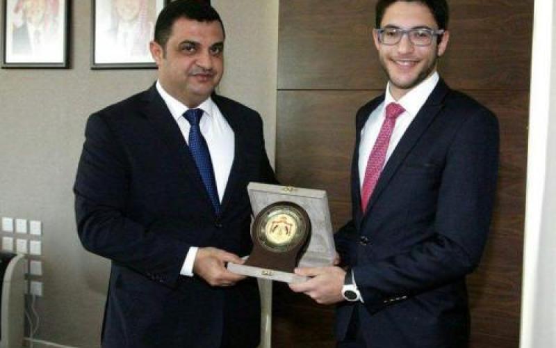 وزير الشباب يكرم الطالب العوايشة لابداعه بمسابقة الروبوت