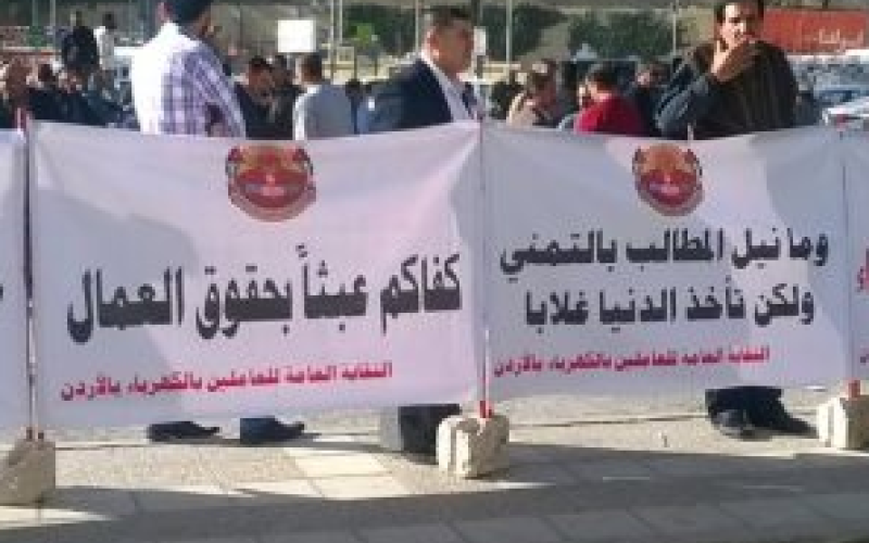 المرصد: عمال يجبرون على العمل في عيدهم