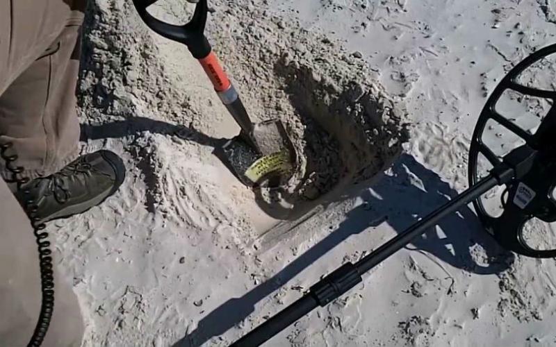 ضبط 4 أجهزة كشف عن المعادن