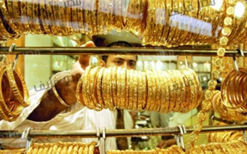 التوترات السياسية تخفض أسعار الذهب