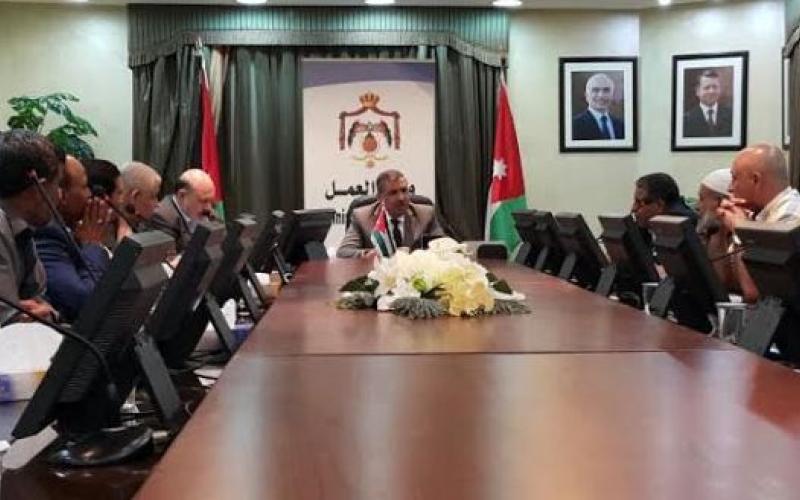 توقيع عقد عمل جماعي للعاملين في مصانع الاسمنت