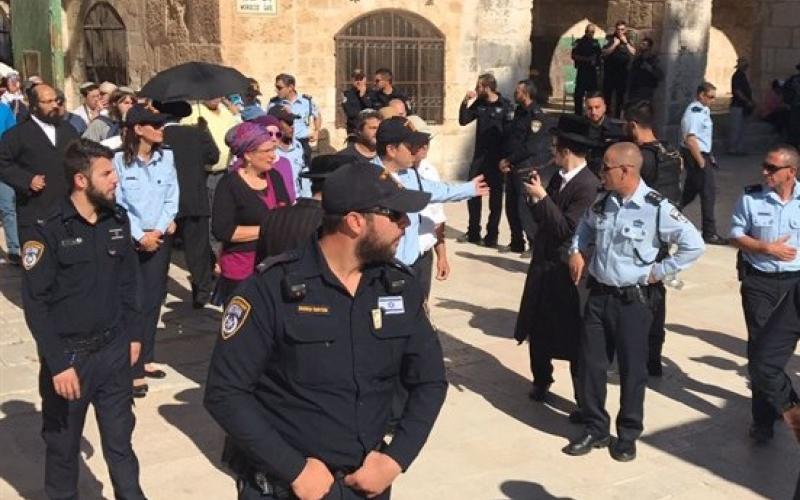 مسيرة لمستوطنين في الأقصى ومنع المصلين من دخوله