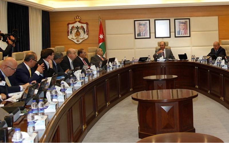 تمديد معاملة السائح العربي معاملة المواطن