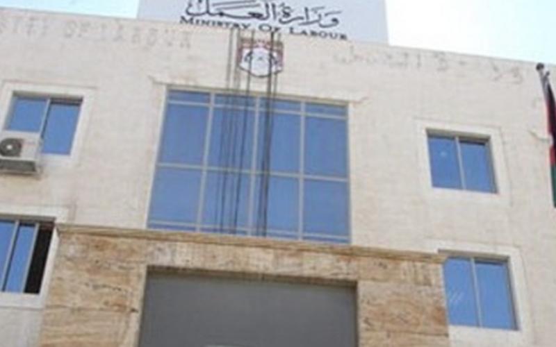 اشتراط الحصول على وثيقة عدم وجود قيود لاستقدام الوافد