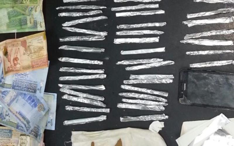 إحباط تهريب مخدرات مخبأة في براويز