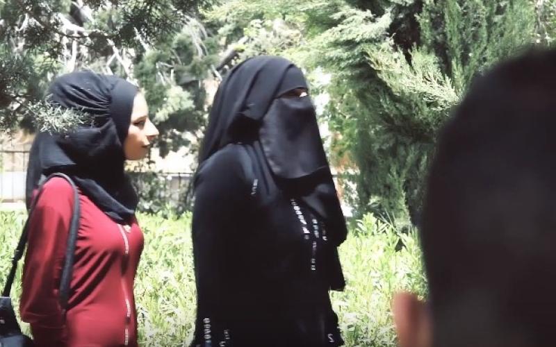 الحرية مش على مزاجك.. الفتاة المحجبة