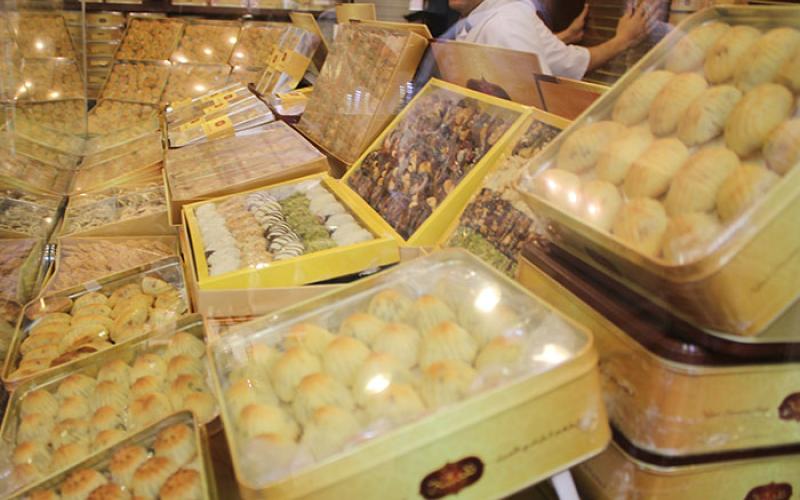 أصحاب محلات الحلويات يترقبون ليلة العيد