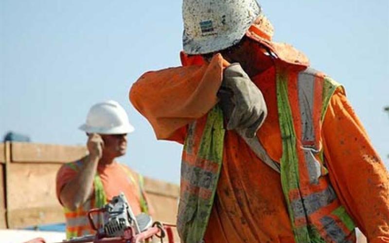 "العمل" تحذر من الإجهاد الحراري