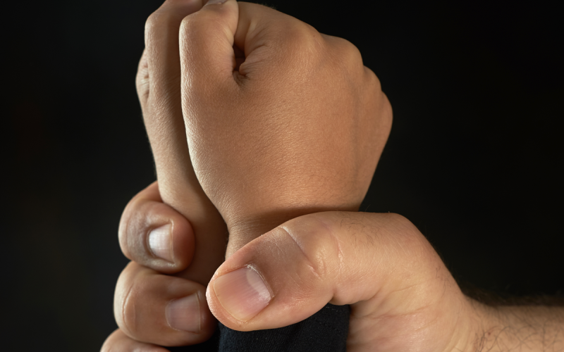 العنف بالتأديب.. طريق قصير بعواقب جسيمة