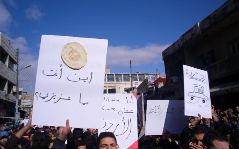 ناشطون يحذرون الحكومة من تجاوز الخطر الأحمر (الخبز)