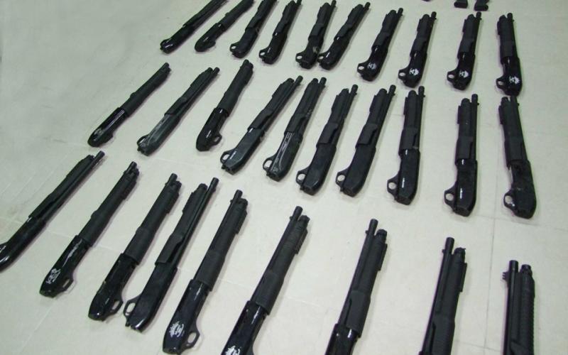 محاكمة 11 شخصا بتهمة تهريب أسلحة للضفة