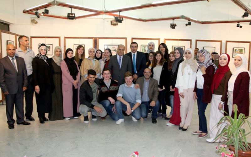 للوحات فنية تضيء جدران قاعة "الشهيد معاذ الكساسبة"