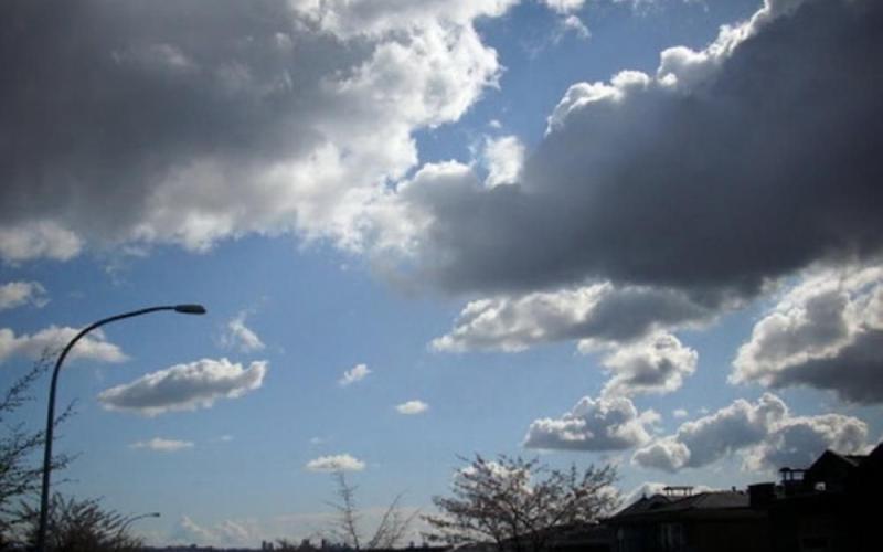 أجواء خريفية وفرصة لهطول أمطار متفرقة مساء