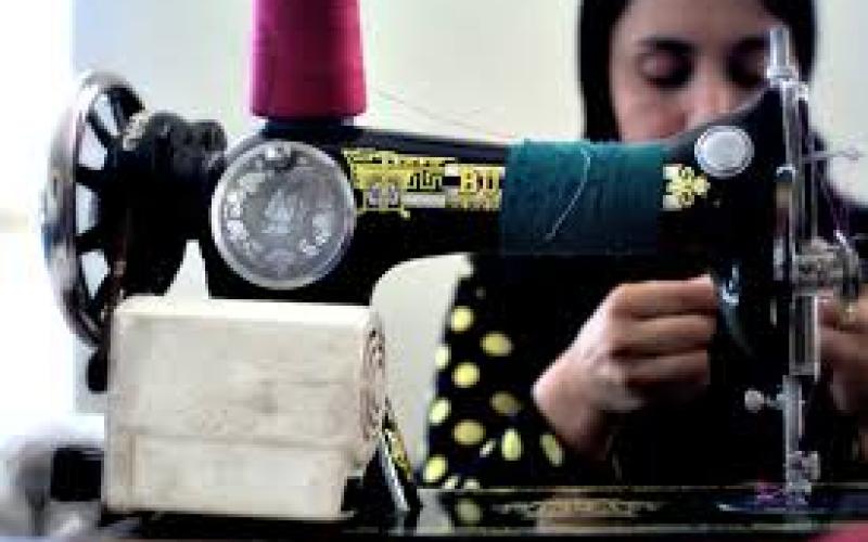 تدهور صناعة الألبسة يتسبب بفقدان آلاف الخياطين لوظائفهم
