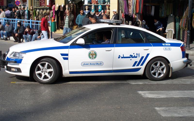 ضبط 118 شخصا يتسكعون أمام مدارس الإناث في عمان