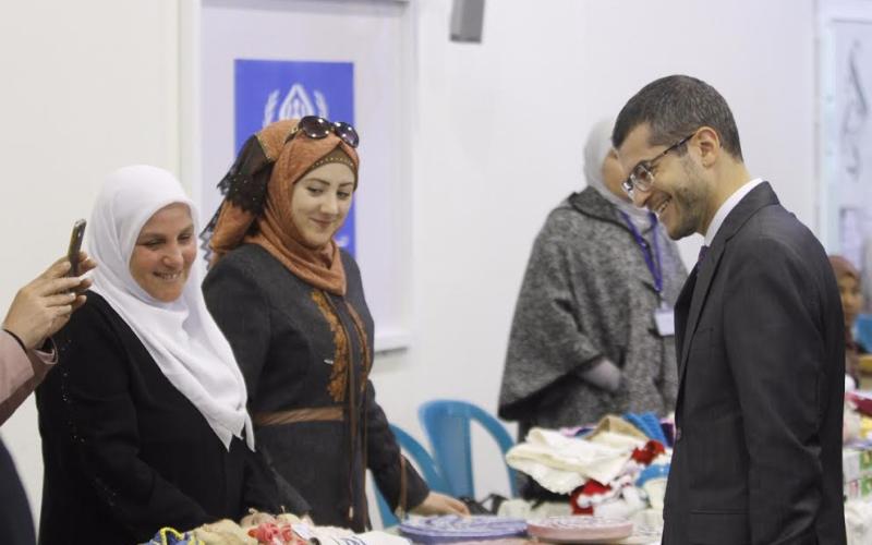 لاجئون يبحثون عن الدفء من خلال بيع منتجات يدويّة