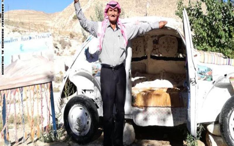 مسن أردني يحول سيارته إلى أصغر فندق في العالم