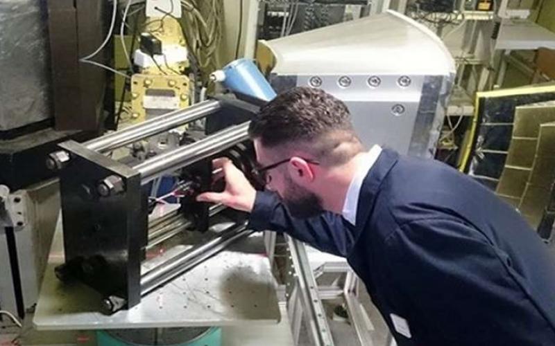 طالب أردني يجري تجربة نووية فريدة في روسيا