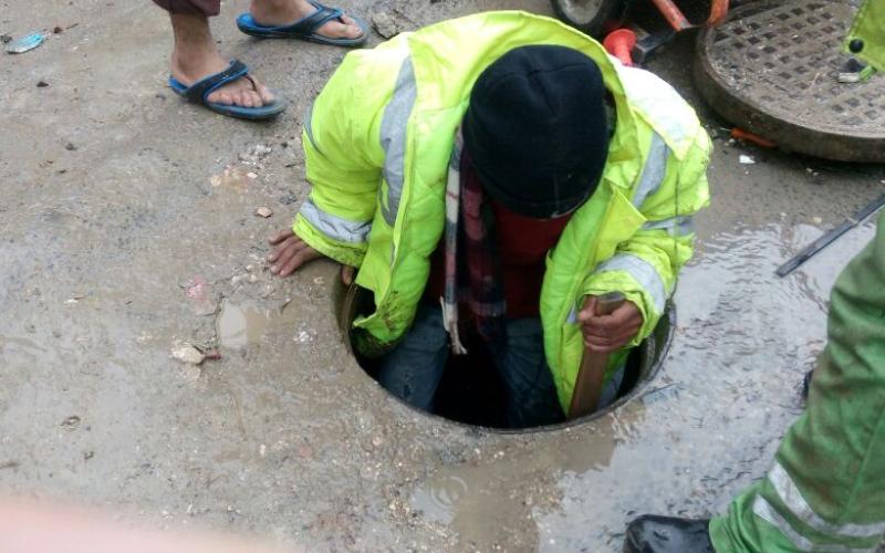 أجهزة الامانة تعمل على معالجة إرتفاع منسوب المياه في عبارة كوزمو قرب تقاطع النهضة