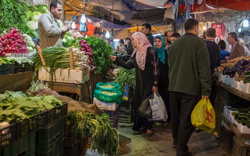 مواطنون: توفير الاحتياجات الأساسية أصبح أمرا صعبا