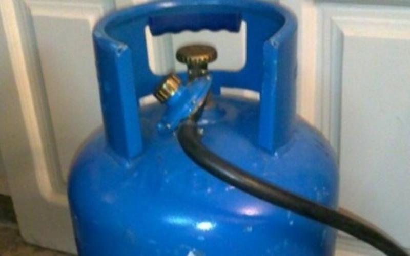 تحديد هوية شاب ظهر في فيديو يهدد اخوته بالغاز وتأمينهم