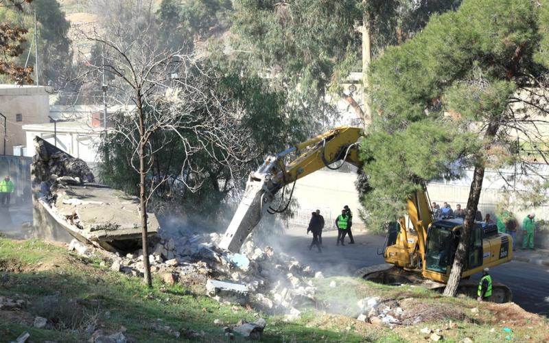 أمانة عمان تباشر بإزالة أبنية مهجورة آيلة للسقوط في منطقة ماركا