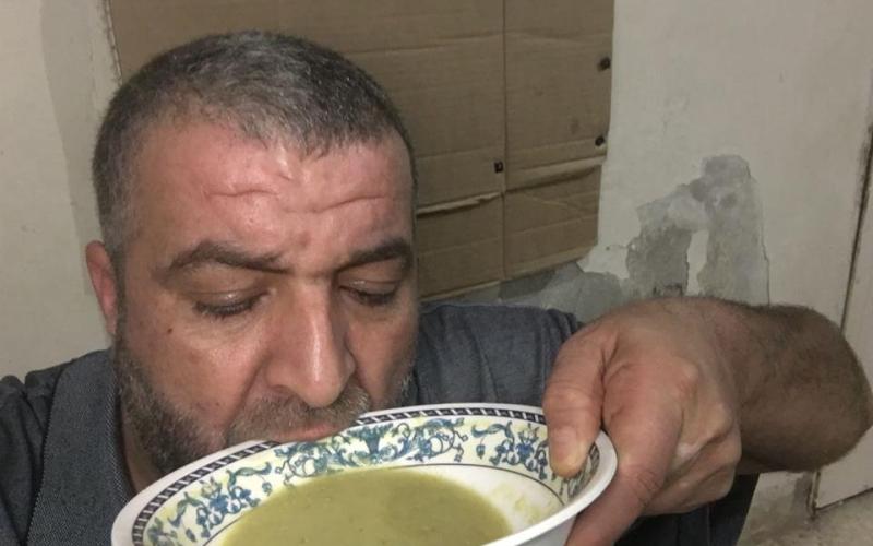 مصلوب على البلكونة