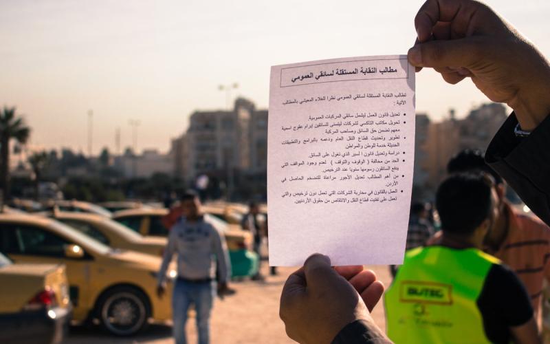 سائقو اجرة يقاضون شركات النقل العاملة بالتطبيقات