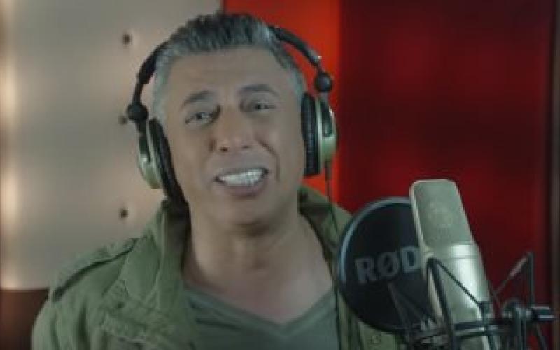 عمر عبد اللات يغني للجيش المصرى