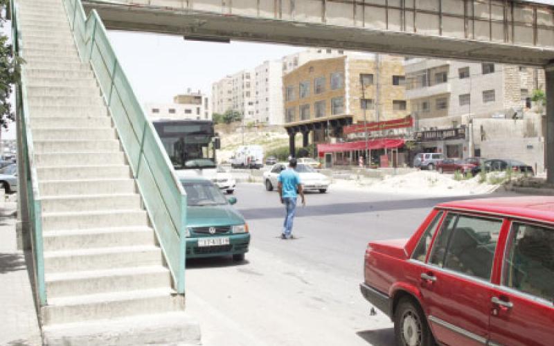 انتبه! فوق رأسك جسر مشاة