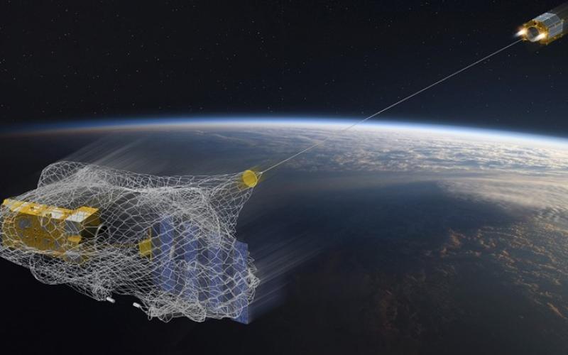 باحثون يجربون استخدام الرماح لجمع النفايات الفضائية