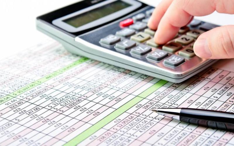 قطاعات تجارية ونقابية تضرب الأربعاء احتجاجا على ضريبة الدخل