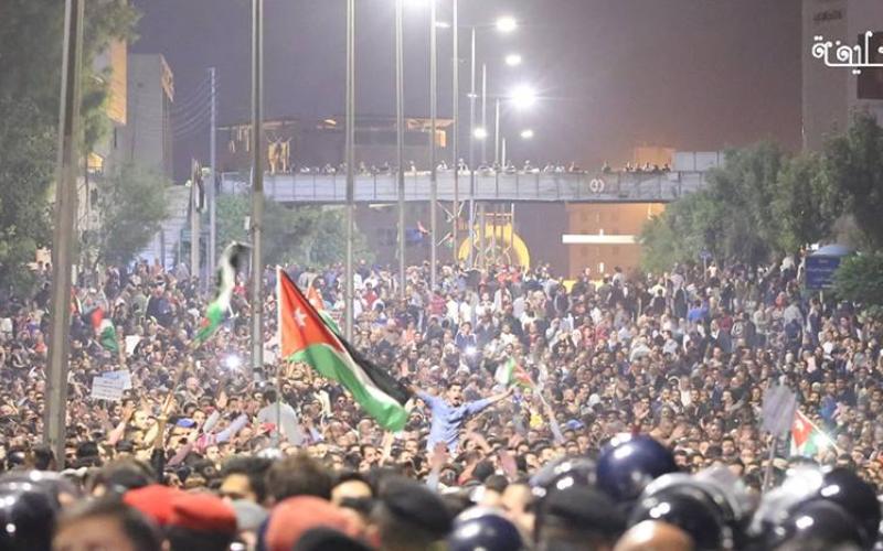 الإعلام الرسمي غائب و"الفيس بوك" يقود الاحتجاجات