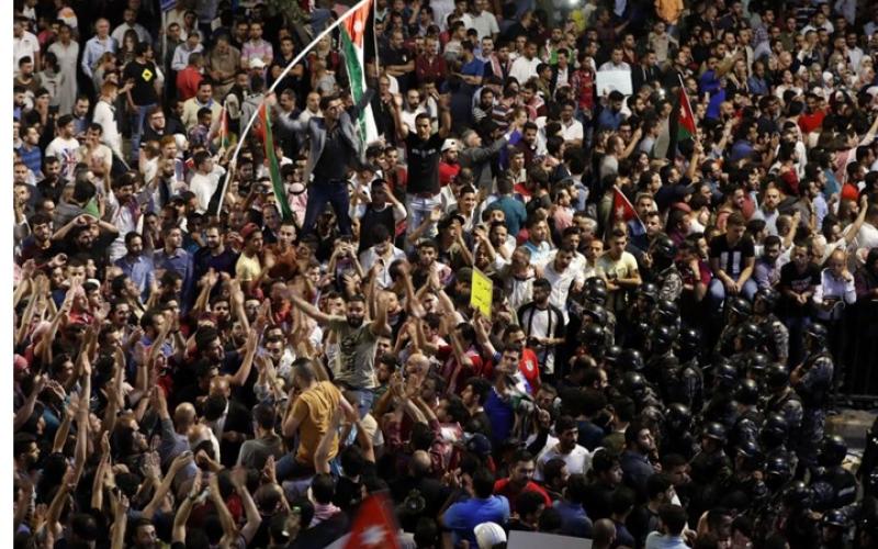 أردنيون يدعون للتظاهر أمام مقر الحكومة لدعم محاربة الفساد