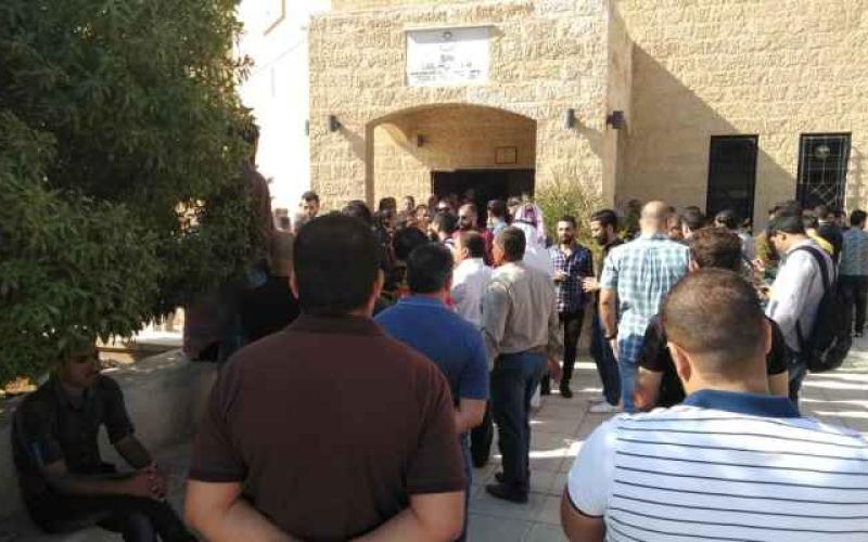 مواطنون يطردون الفريق الوزاري من الزرقاء