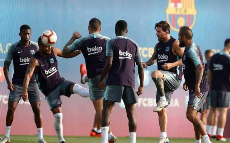 ميسي يفاجئ زملاءه في التدريبات
