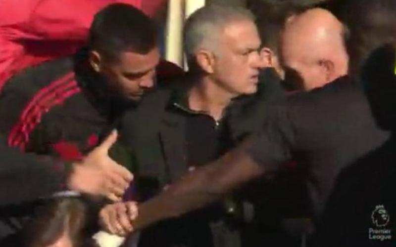 شاهد.. مورينيو يشتبك مع الجهاز الفني لتشيلسي
