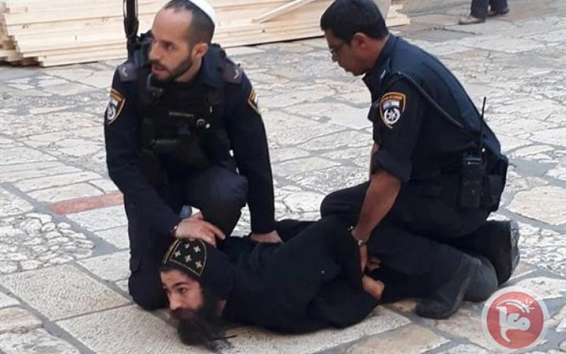 الاحتلال يعتدي على الرهبان الأقباط ويعتقل أحدهم