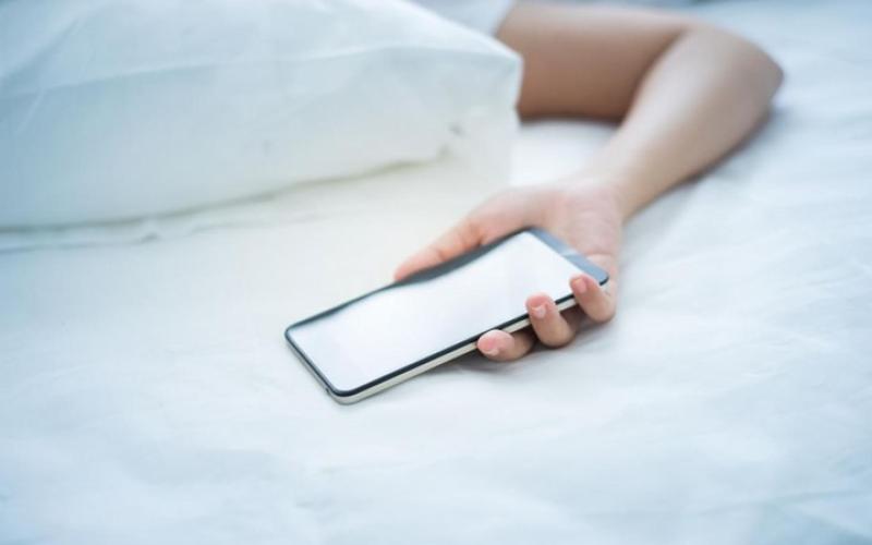 هل يسبب النوم قرب الهاتف ضررا على صحتنا؟